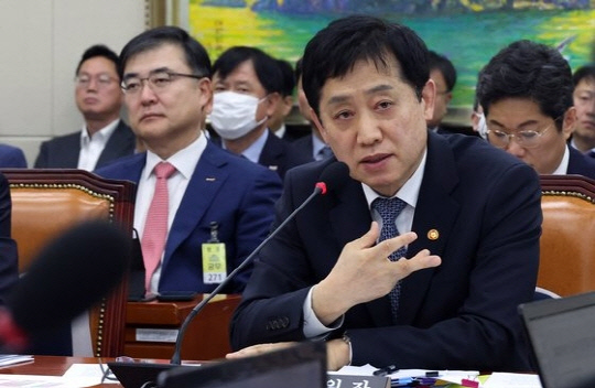 김주현 금융위원장이 11일 국회에서 열린 정무위에서 의원의 질의에 답하고 있다.  [연합뉴스]